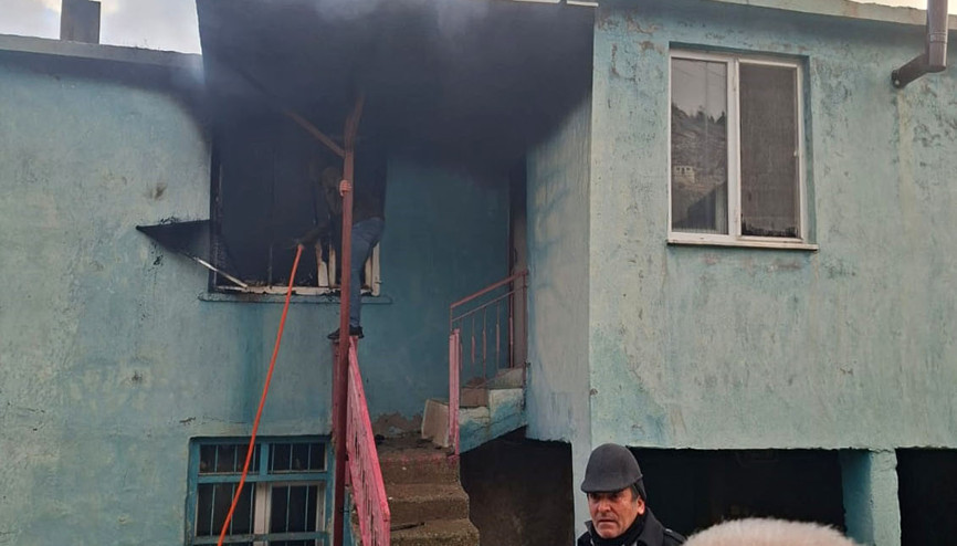 Ev yangınında yaralandı