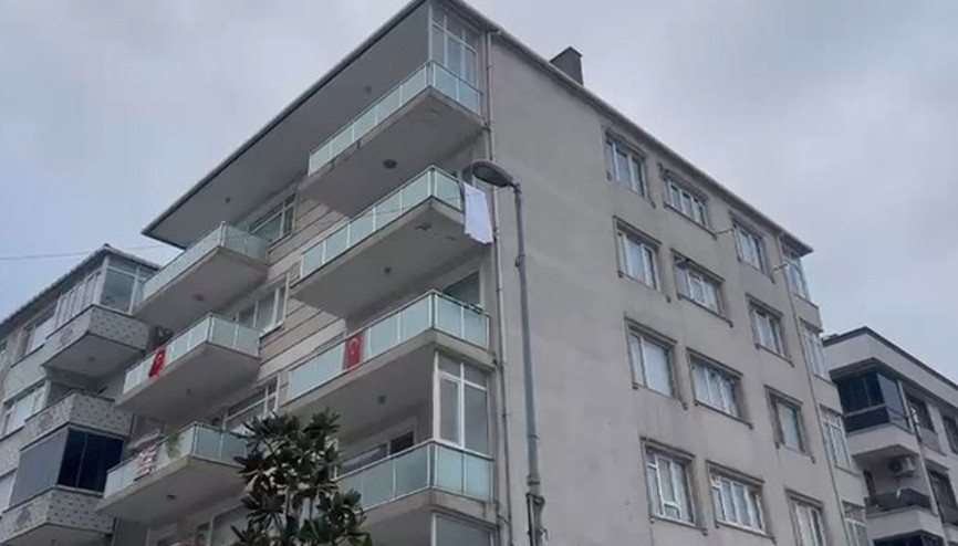 Küçükçekmecede 5 katlı binada kayma meydana geldi: Bina tahliye edildi