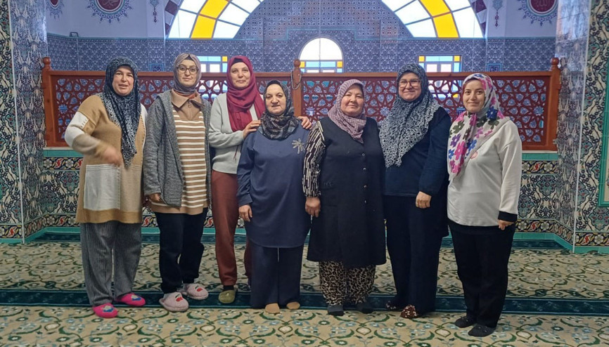 Gönüllülerden cami temizliği Gönüllülerden cami temizliği