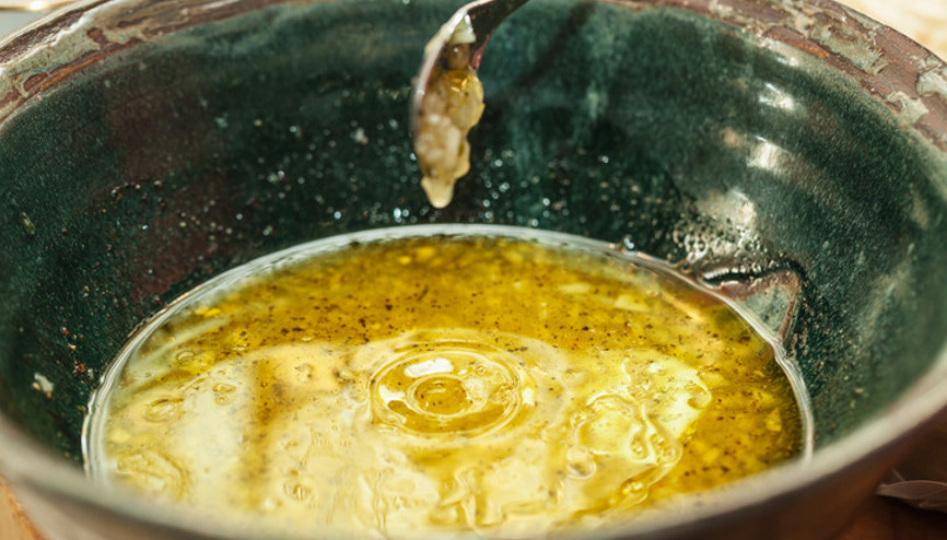 Yatmadan önce bir kaşık zeytinyağı ve limon içerseniz... Sağlık rutini mi, sosyal medya efsanesi mi