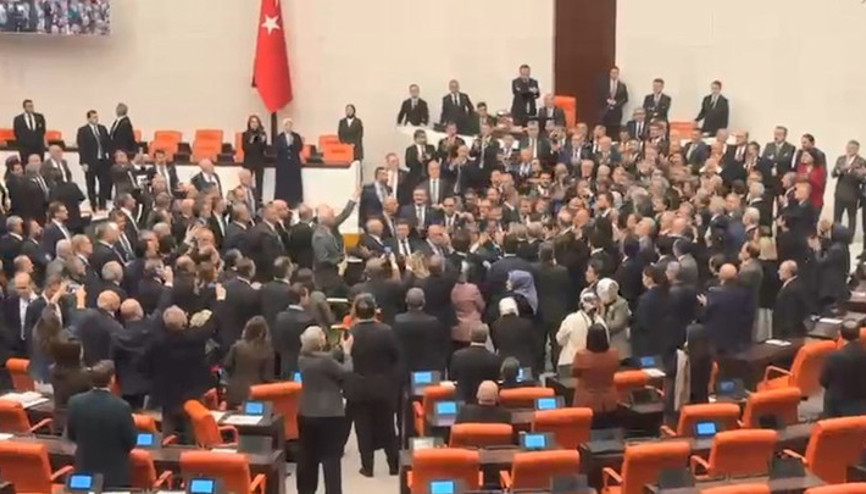 Mecliste gerginlik Akın Gürlek ve Mustafa Çiftçinin yemin töreni öncesi yumruklu kavga