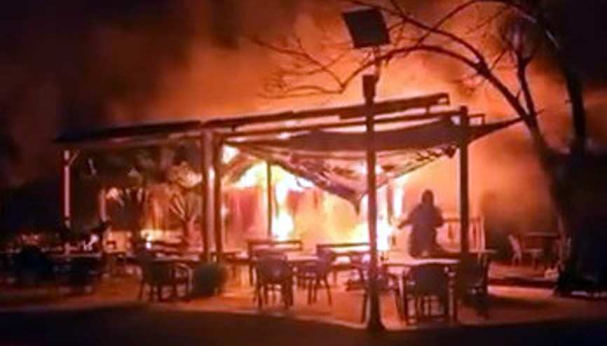 Avcılarda parkın içindeki kafe alev alev yandı