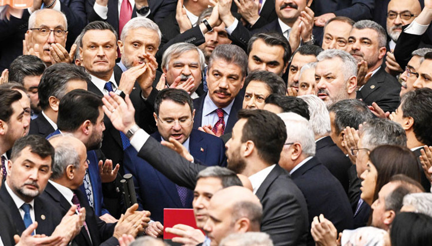 Yemin töreninde tansiyon yükseldi