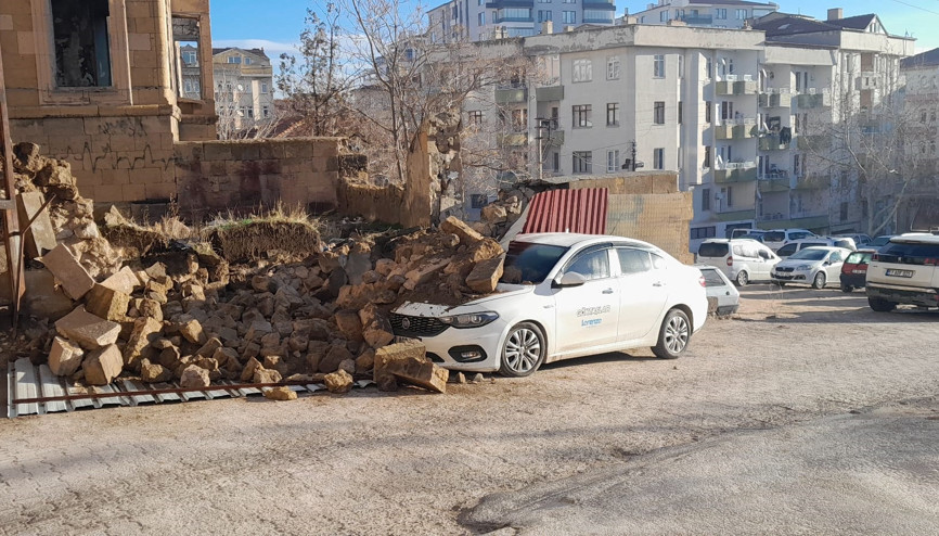 Tarihi evin duvarı park halindeki otomobilin üzerine devrildi