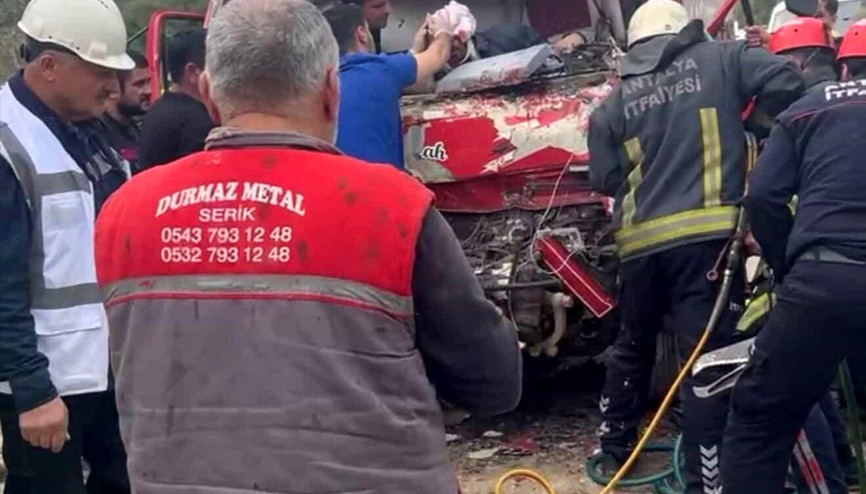 Kamyonlar çarpıştı: 1 yaralı