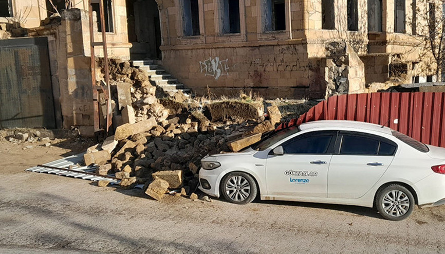 Evin duvarı otomobilin üzerine devrildi