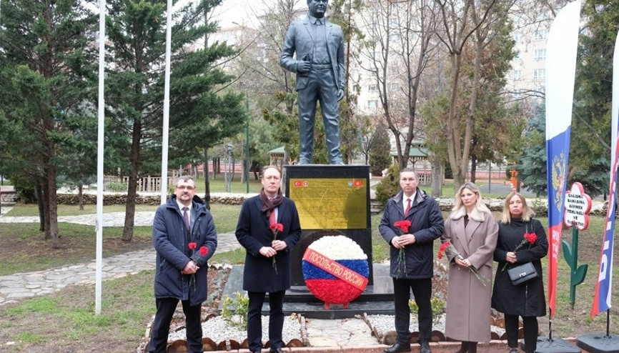 Aytmatov büstüne saygı ziyareti