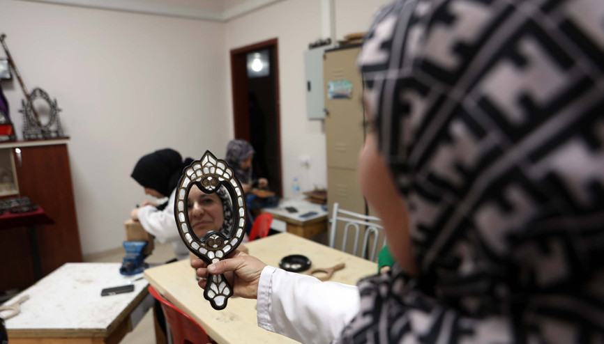 Eşinden öğrendiği mesleğin usta öğreticisi oldu