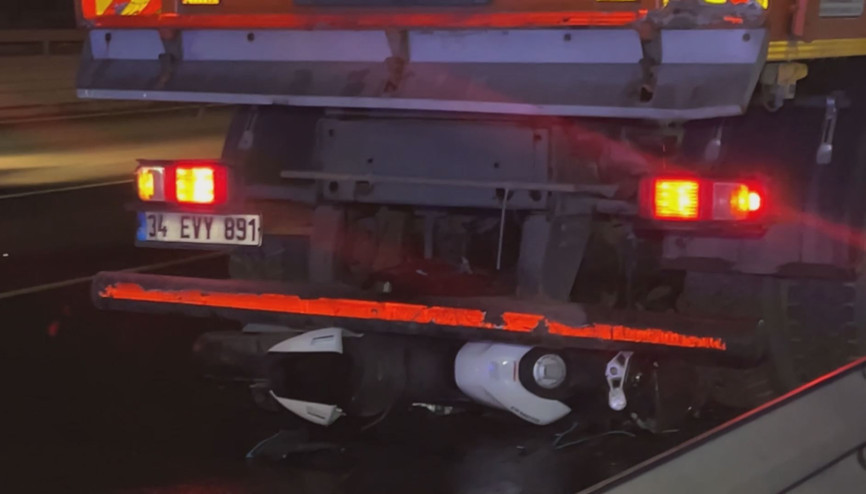 Belediye temizlik aracına çarpan motosikletteki 2 kişi öldü