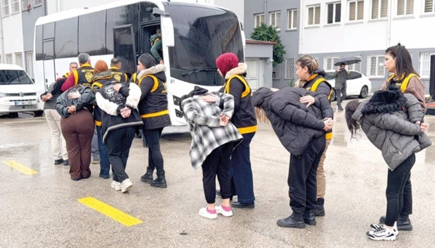 Sahte kimliklerle kredi kullanan şebekeye yönelik operasyon