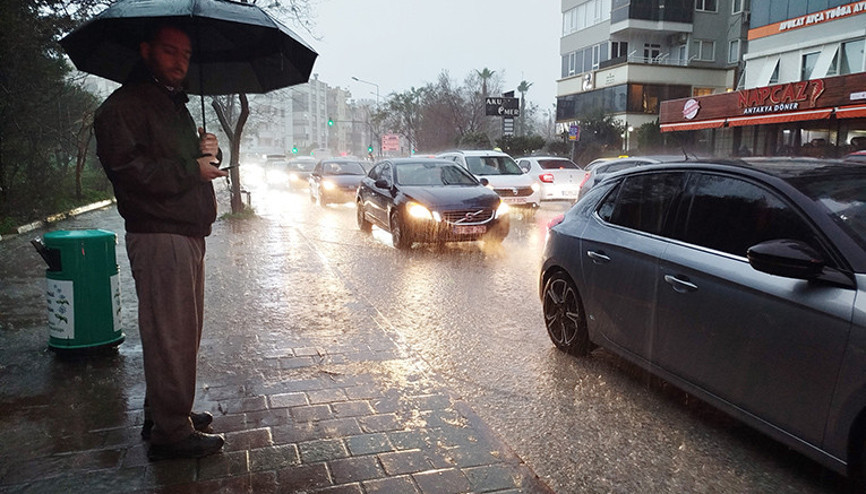 Yağmur ve fırtınadan okullar tatil edildi