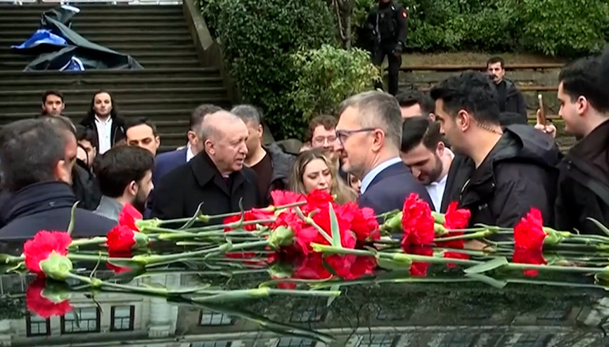 Cumhurbaşkanı Erdoğan, Boğaziçi Üniversitesi öğrencileri tarafından karanfillerle karşılandı