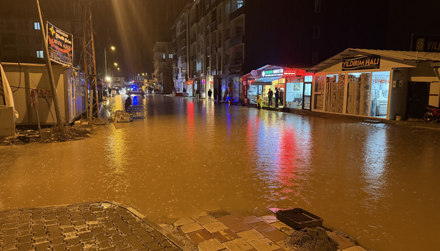 Malatyada sağanak; iş yerlerini su bastı, taziye çadırı uçtu
