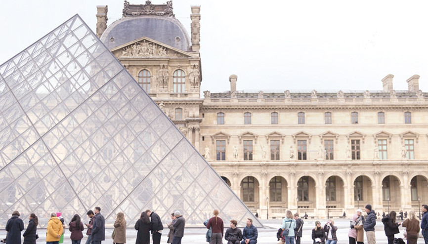 Louvre’un başı yine belada