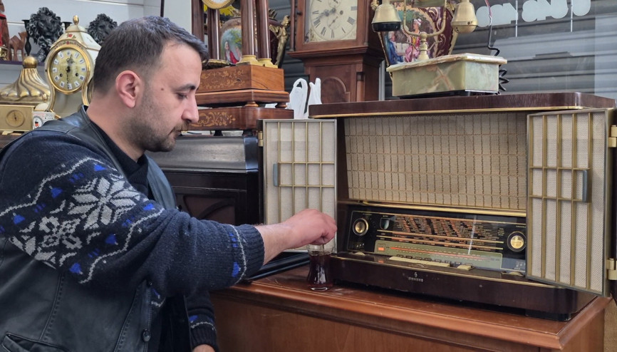 Kendisine hediye edilen radyo ile mesleğini bırakıp antikacı oldu