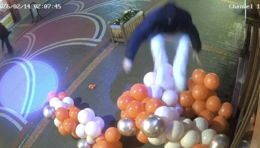 Sevgililer Günü süslemesi için asılan balonlara zarar verdi; o anlar kamerada