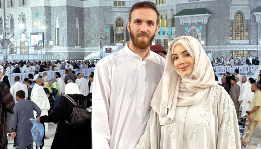 Umrede mutluluk pozu