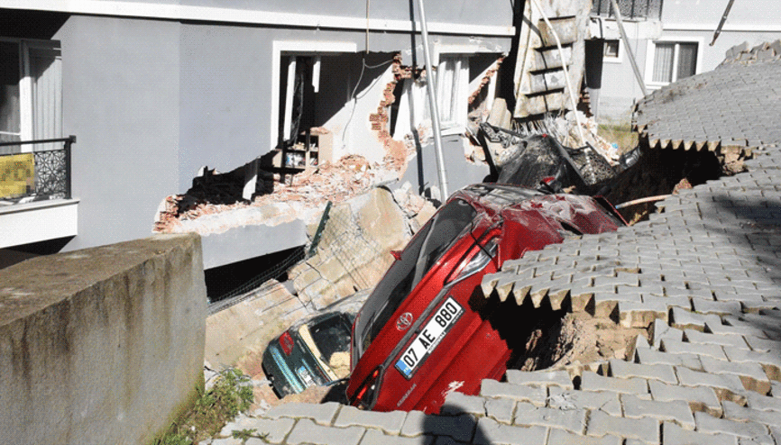 İzmir’de toprak kayması: İstinat duvarı çöktü, 2 bina ve 7 araç zarar gördü 151 kişi tahliye edildi