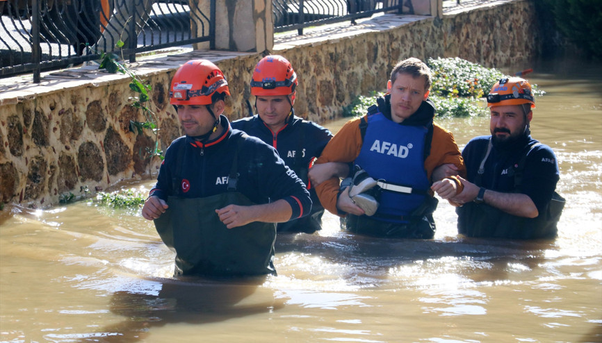 Antalyada 24 saatte metrekareye 74,4 kilogram yağış düştü Çay taştı, mahsur kalanlar kurtarıldı