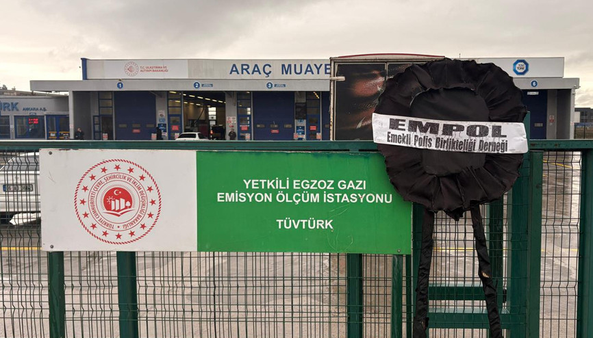 Siyah çelenk bıraktılar