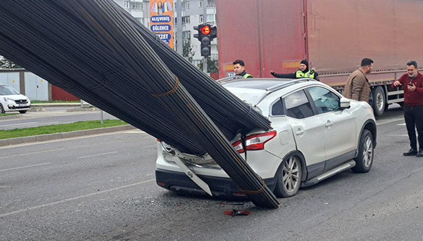 Ani fren yaptı: Taşıdığı inşaat demirleri otomobile saplandı