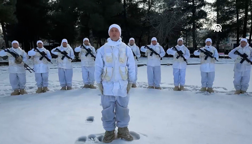 Jandarma için 400 bere ören Sabahat teyzeye komandolardan teşekkür