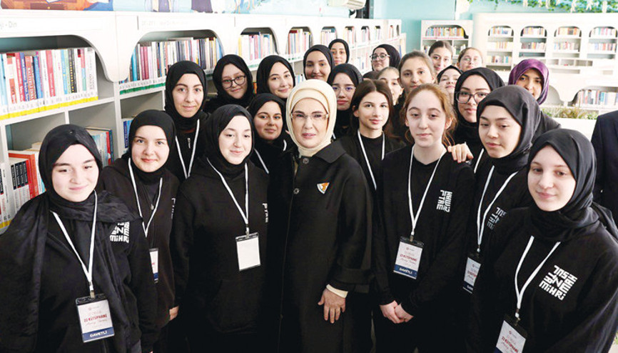 TOGEMDER’den 22 okula 22 kütüphane... Emine Erdoğan: Kütüphane okulların ruhudur TOGEMDER’den 22 okula 22 kütüphane... Emine Erdoğan: Kütüphane okulların ruhudur