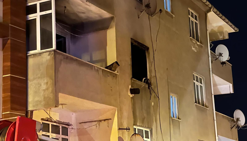 İstanbul - Sancaktepe’de 3 katlı binada yangın: 1 yaralı