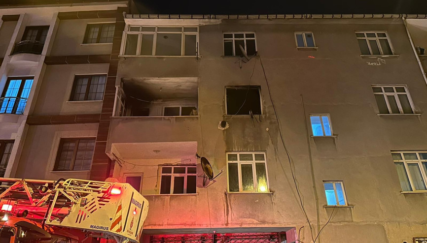 Sancaktepe’de üç katlı binada yangın
