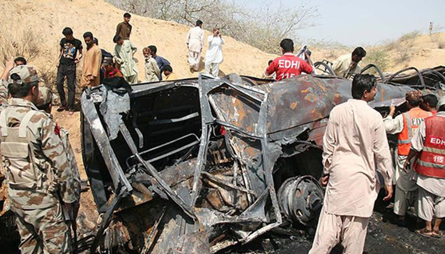 Pakistanda yolcu otobüsü TIRla çarpıştı: 11 ölü