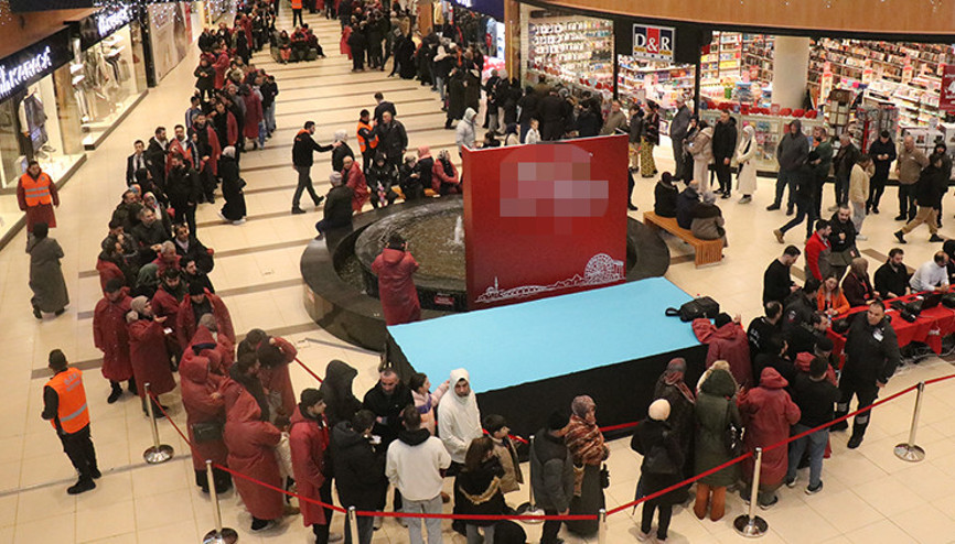 İstanbuldan bile gelen vardı Mağaza önünde çadır kuranlar oldu, 1 kilometrelik kuyruk oluştu
