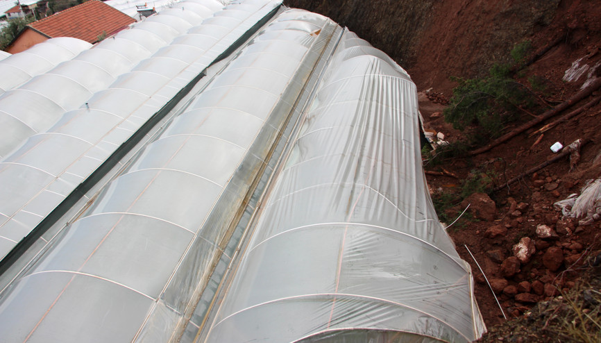 Sel ve hortumun ardından Kumlucada heyelanla mücadele Sel ve hortumun ardından Kumlucada heyelanla mücadele