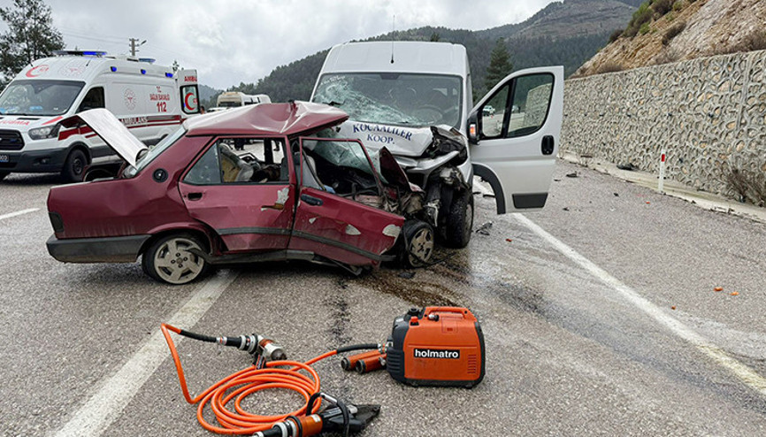 Minibüsle çarpışan otomobilin sürücüsü ve eşi öldü