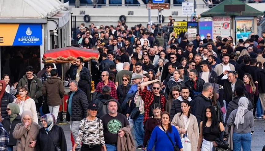 İstanbulda hava sıcaklığı 23 derece… Kış günü denize girdiler