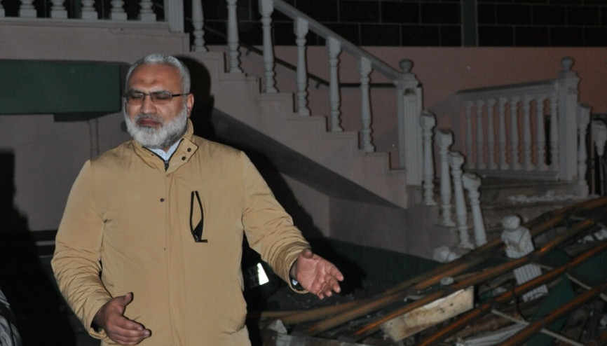 Manisa’da şiddetli rüzgar; minarenin külahı uçtu, 100’den fazla ağaç devrildi