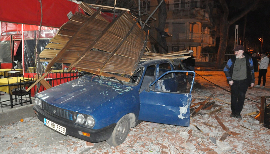 İstanbulu fırtına vurdu Binaların çatısı uçtu, denizde dev dalgalar oluştu