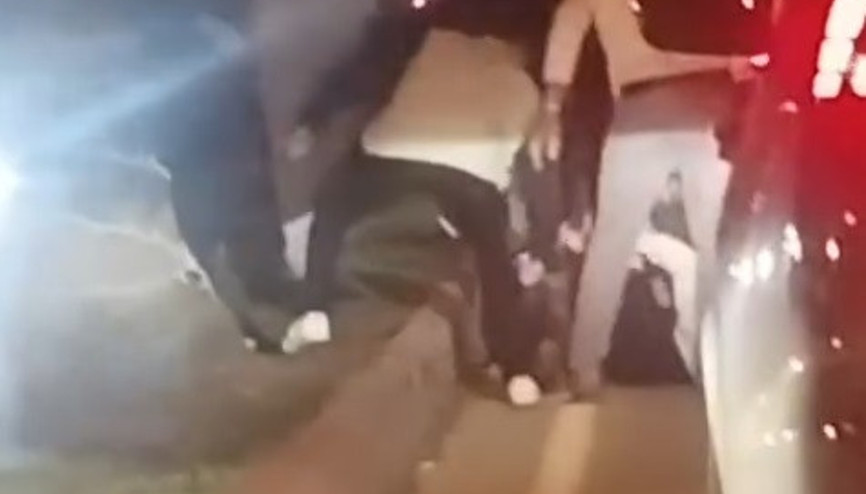 Tartıştıkları kişiyi yere yatırıp darbettiler