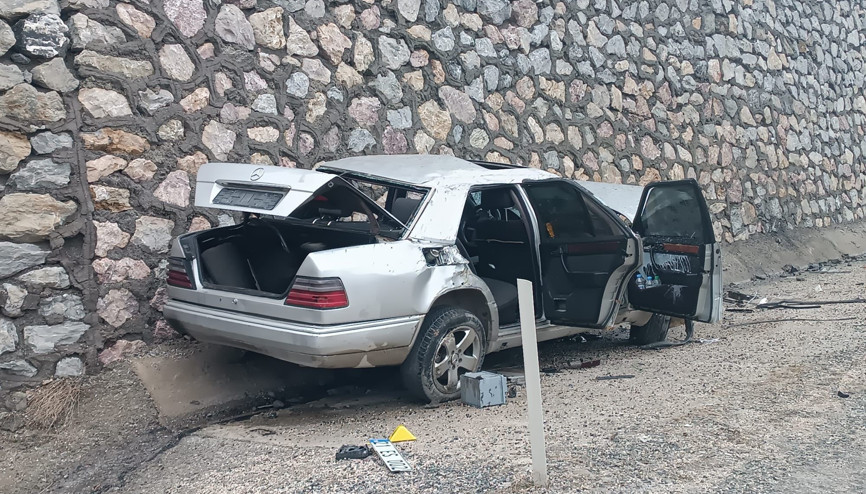 Elazığ’da bariyer ve istinat duvarına çarpan otomobilin sürücüsü öldü