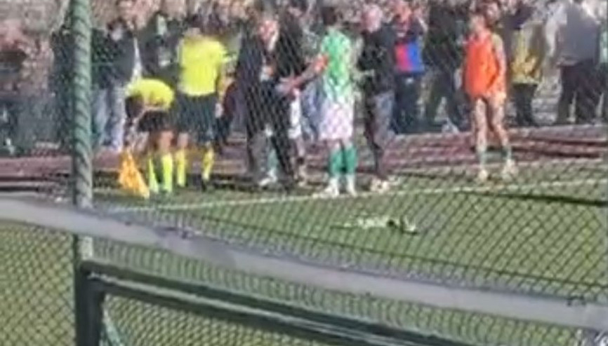 Tribünden hakeme skuter attı; o anlar kamerada