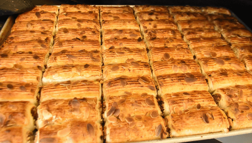 İzmirli ustanın ezber bozan tarifi: Ramazana özel hurmalı börek