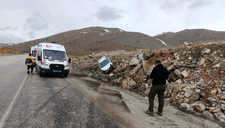 Malatyada devrilen otomobildeki 5 kişi yaralandı