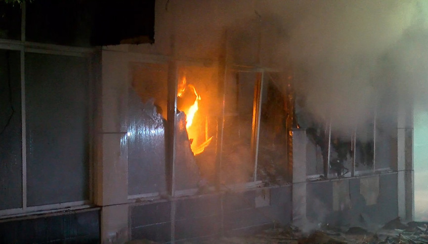 Bağcılarda 4 katlı tekstil fabrikası alev alev yandı