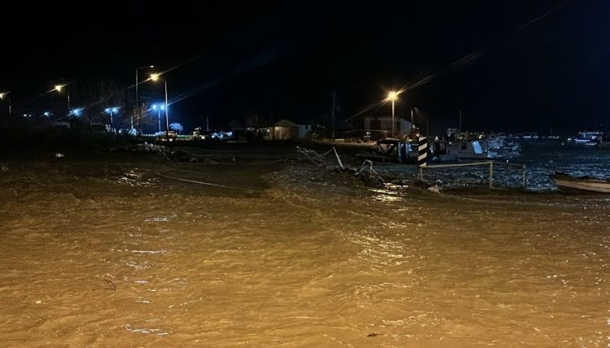 Çanakkale’de sağanak nedeniyle Kepez Çayı ve Sarıçay taştı... Sahil yolu ulaşıma kapandı