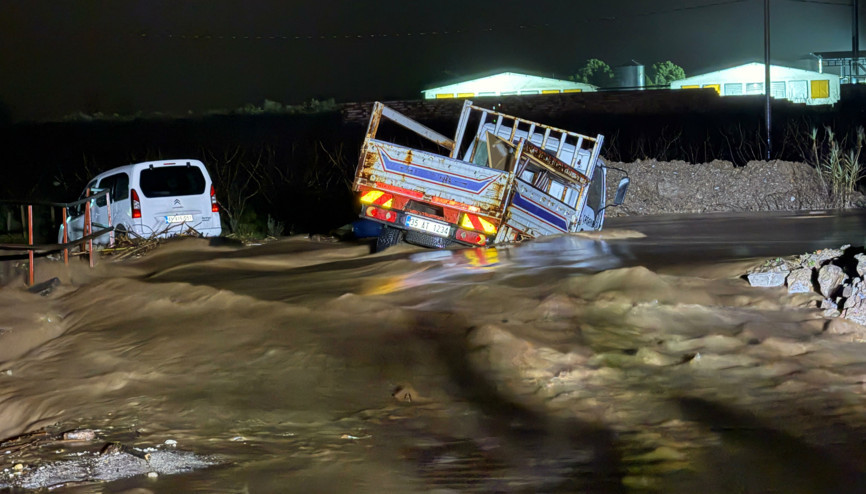 Manisa’da derede mahsur kalan 2 araç kurtarıldı
