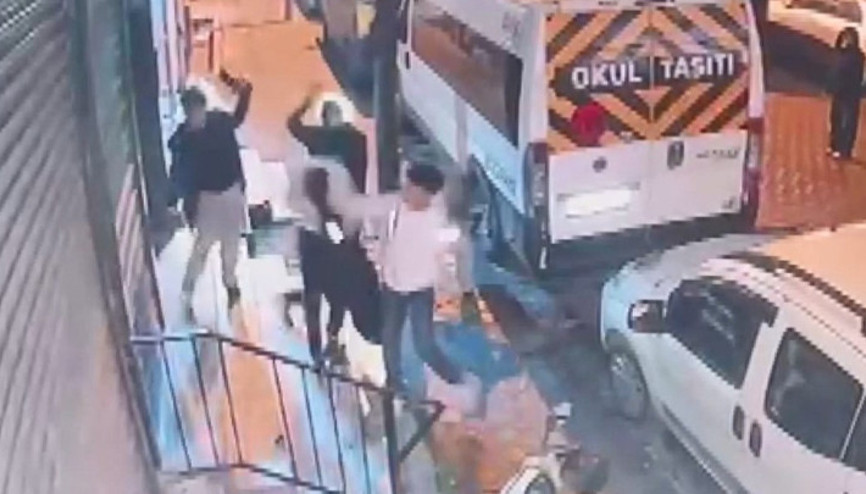 Apartman önünde bekleyen 2 çocuğa bıçaklı saldırı Saldırganların üzerine balkondan saksı attı... 5 şüpheli gözaltında