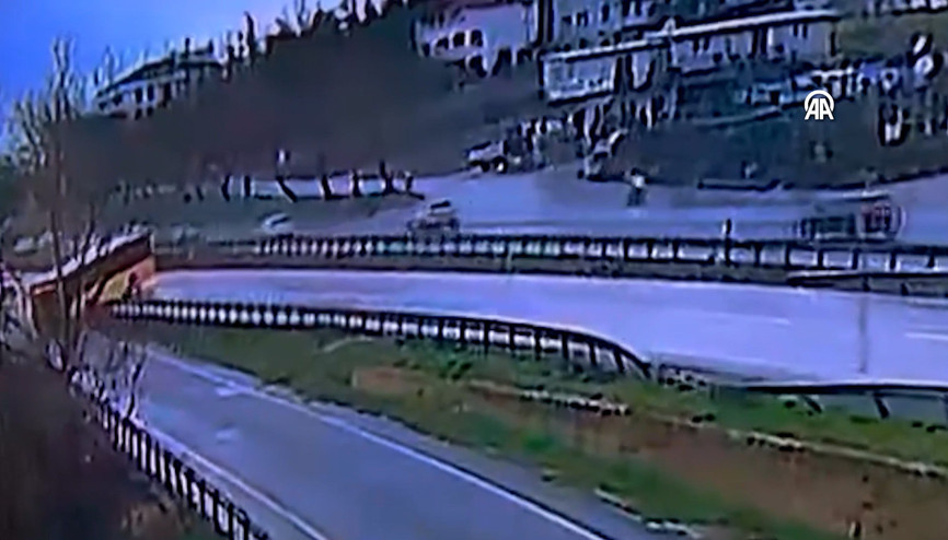 Büyükçekmecede İETT otobüsü yol kenarındaki bariyere çarptı