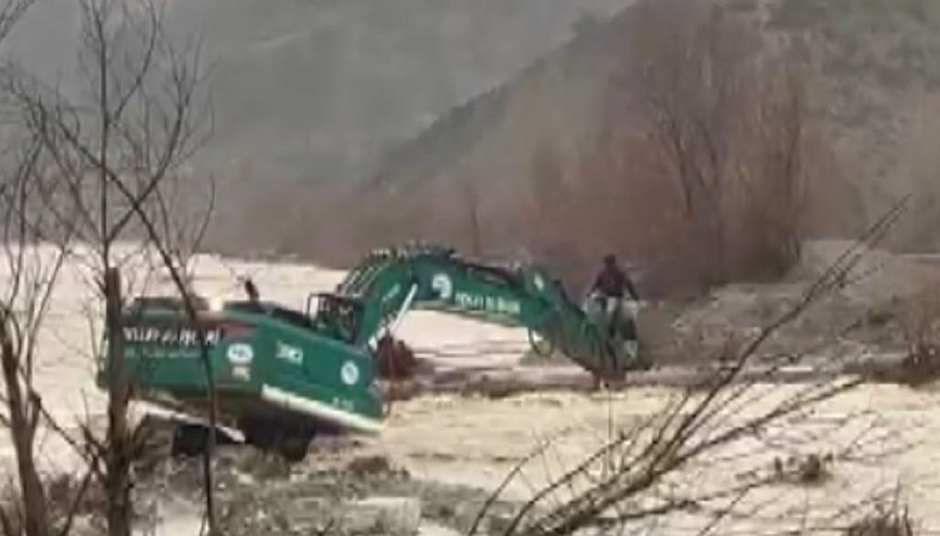 Kahramanmaraş’ta dere taştı, mahsur kalan vatandaş iş makinesiyle kurtarıldı