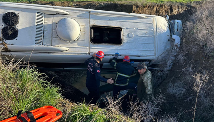 Ceyhanda feci kaza Öğrenci servisi, dereye düştü: 2si ağır 9 yaralı