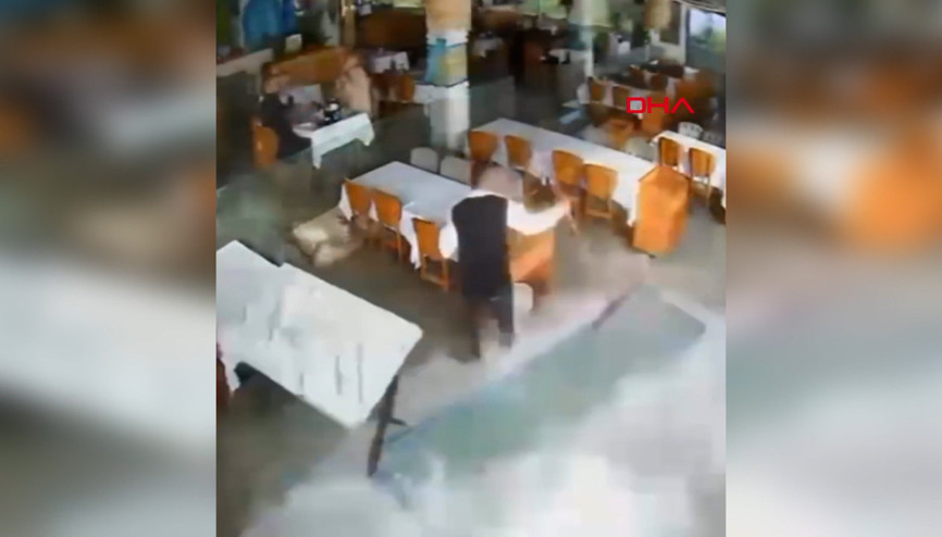 Restorana vuran dev dalganın çalışanı sürüklendiği anlar kamerada