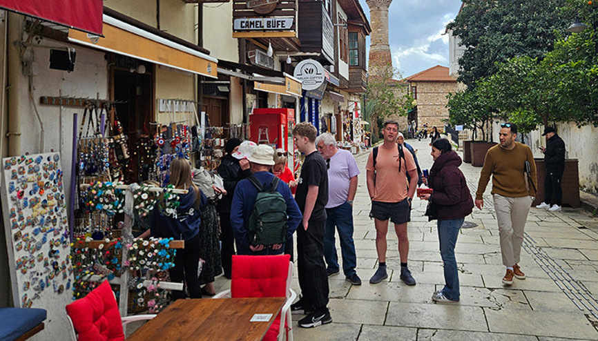 İş yerlerinden sökülmesi için kurul karar almıştı | Uygulama başladı; esnaf Venediki örnek gösterip çözüm talep etti İş yerlerinden sökülmesi için kurul karar almıştı | Uygulama başladı; esnaf Venediki örnek gösterip çözüm talep etti